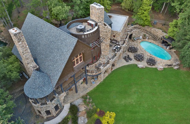 LAKE LANIER CASTLE.YOUR OWN PRIVATE RESORT. BOATS, JETSKIS. PICKLEBALL, POOL