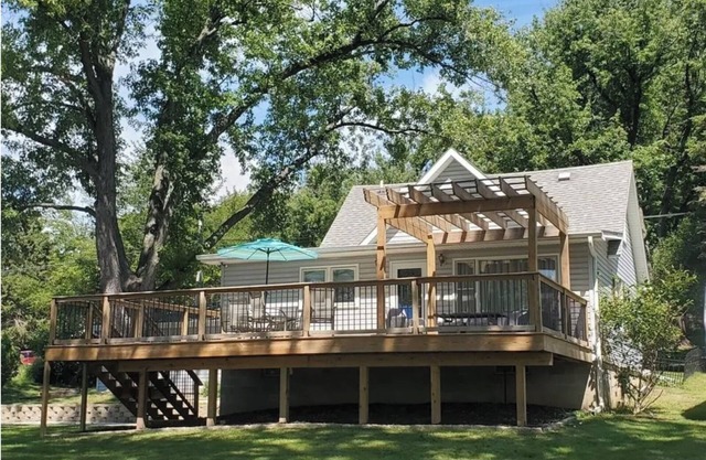 LAKE LIFE! AMAZING HOME FOR A GETAWAY! BOOK 3 NIGHTS GET 4TH FREE!