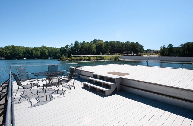 Lake Living at it Best, Huge Deck, Huge Dock, Great Lake View