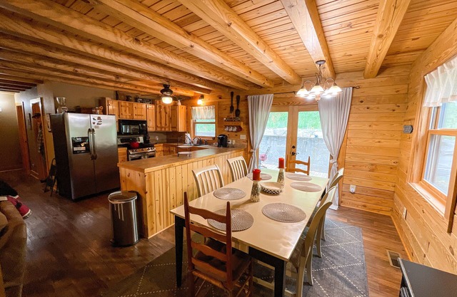 Lake Log Cabin - right on Greers Ferry lake