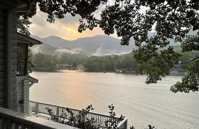 Lake Lure cottage with pontoon boat!