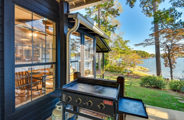 Lake Martin Retreat w/Beach, Boat Dock + Fire Pit