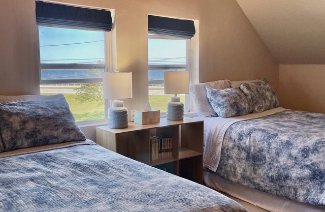 Lake Michigan views! Complimentary housekeeping with monthly stays Mar-Apr.