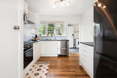 Lake, mountain view cottage - near major attractions