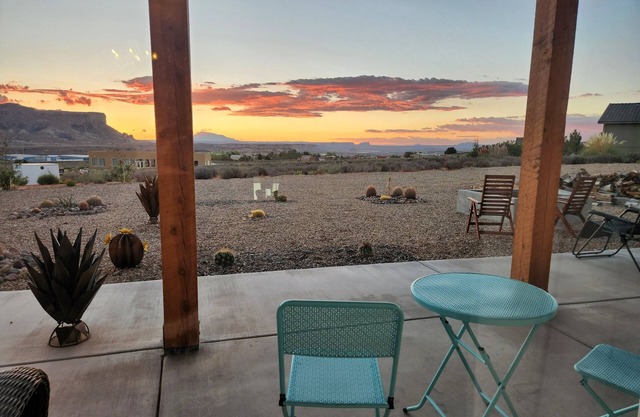 Lake Powell Sunrise Villa by Antelope Canyon with Firepit and Scenic Views