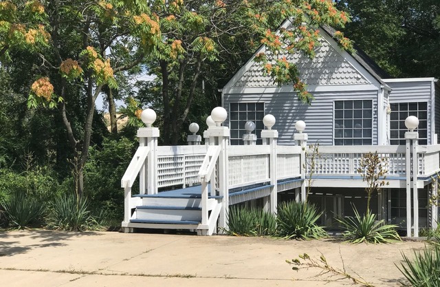 Lake Street Beach Home-A short reach to the beach!