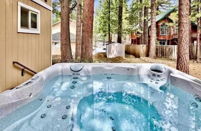 Lake Tahoe Cabin with Hot tub Mv350