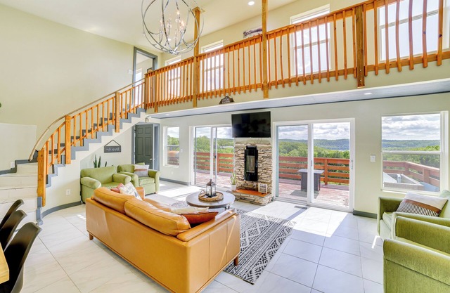 Lake Taneycomo Views: Family-Friendly Cabin!