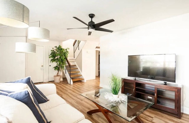 Lake Townhome w/Pool near USF, Busch Gardens, Moffitt and Tampa