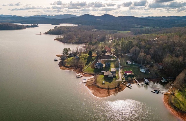 Lake view and lakes access home on Lake Chatuge -mountain view -spacious home.