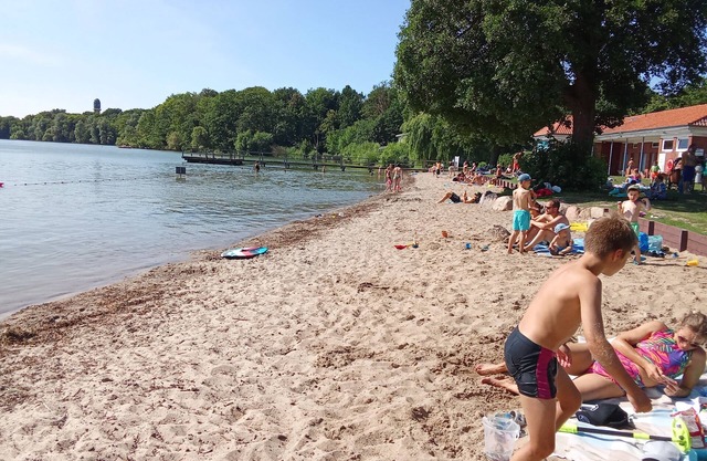 Lake view apartment next to the indoor swimming pool, 2 free bicycles, pet friendly