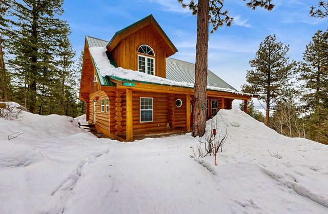 Lake-View Cabin with Deck, Firepit & Pool Table