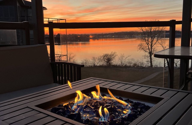 Lake view condo! Updated unit with 8 beds and 6 waterpark passes at Bridges Bay.