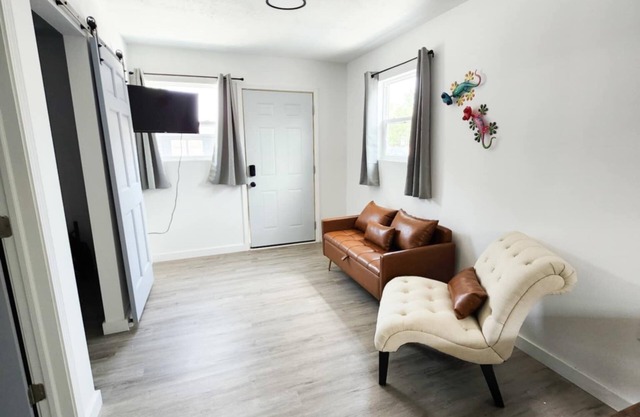 Lake View Cottage - 2 Bedroom w/Kitchenette. Family Friendly!