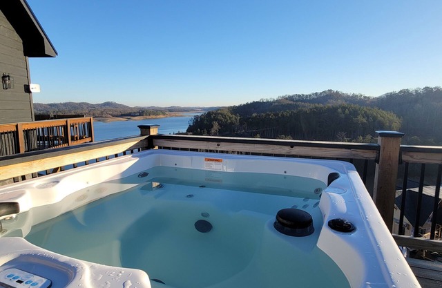 Lake-view dog-friendly cabin with Ping-Pong table & free attraction tickets