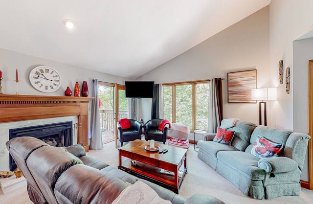 Lake-view dog-friendly condo with hot tub, in/outdoor pools, tennis, golf