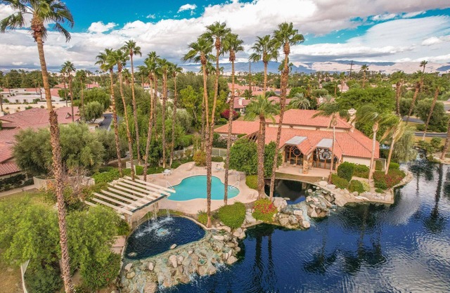 Lake view, steps to the pool, resort in Palm Desert.