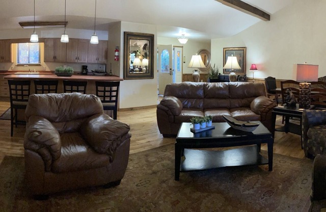 Lake view three bedroom, three bath Harbor North luxury cottage with private hot tub overlooking Lake Ouachita. by RedAwning