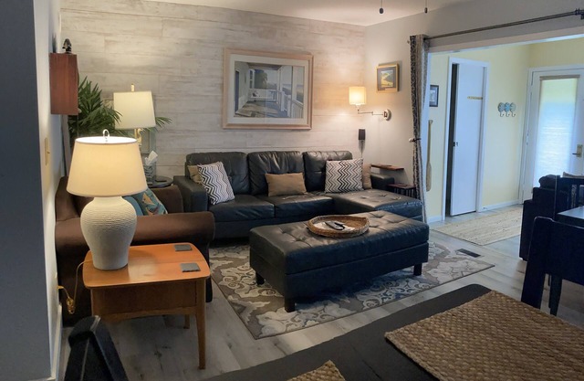 Lake views from patio! Walk to Jet Express/Docks Beach House/Downtown 1st Floor!