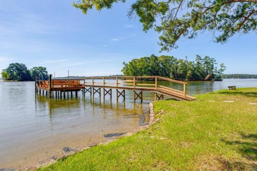 Lake Wateree Retreat Dock and Screened Porch!