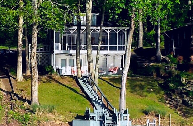Lake Waterfront, Dock, Pet Friendly, Concrete Loop Driveway, Kayaks,No Wake Zone