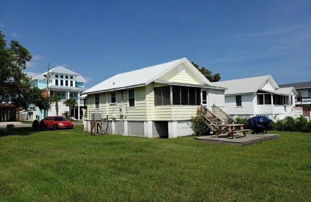 Lake Waterfront Cottage, a short walk to the Beach, Boardwalk