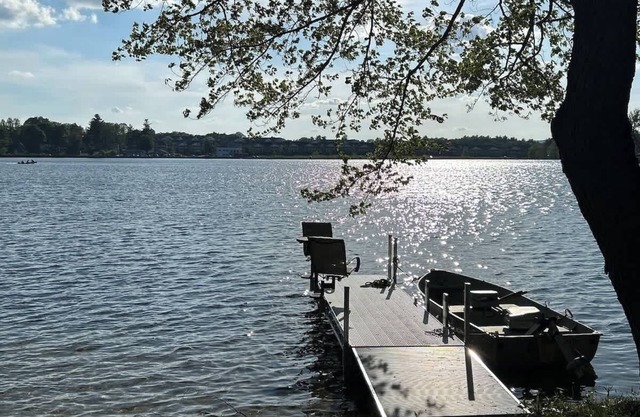 Lake waterfront with beach & dock. Min 31 nights.