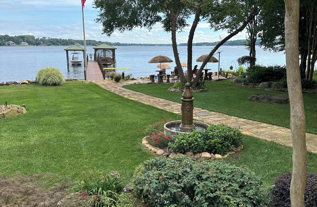 LAKEFRONT GARDEN COTTAGE- beach, screened porch, dock, private, amazing views