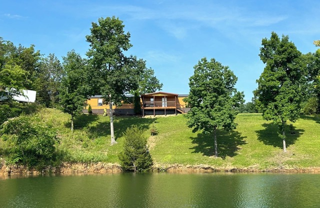 Lakefront! 2 bed, 2 bath with Private Dock