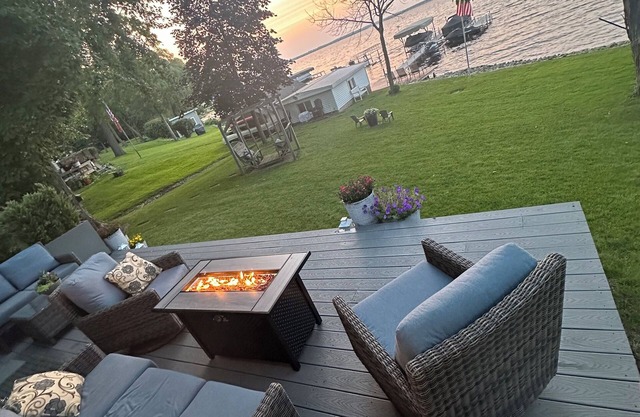 Lakefront 2-bed house in Oshkosh with dock!