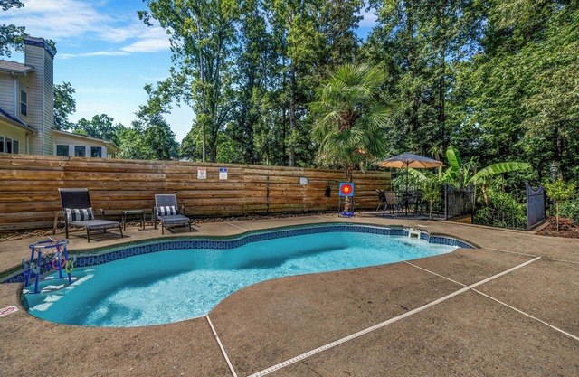 Lakefront 4 BR with Pool + Swim Dock – Entire Home in Buford, GA