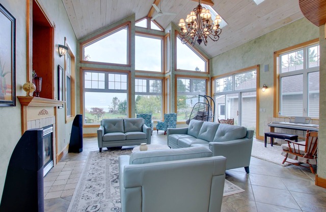 Lakefront Algoma Home w/Deck, Grill & Fireplace