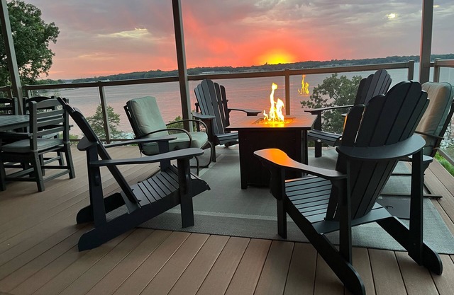 Lakefront BB Corner Condo.nExpanded deck & panoramic views & 6 waterpark passes.