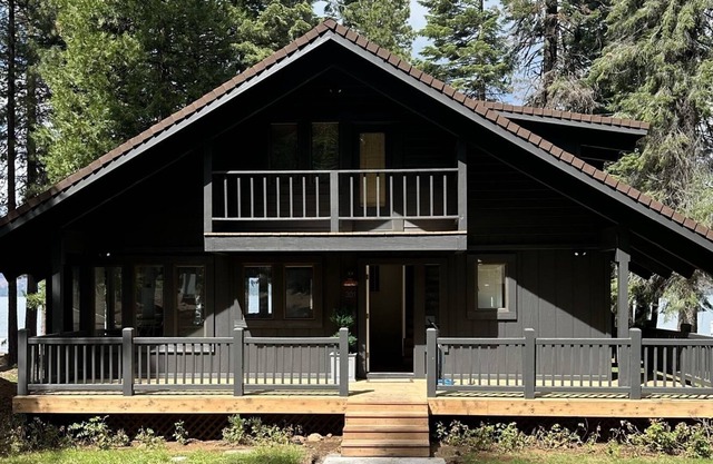 Lakefront Beauty with Private Dock and Buoy - LAW Prime Location