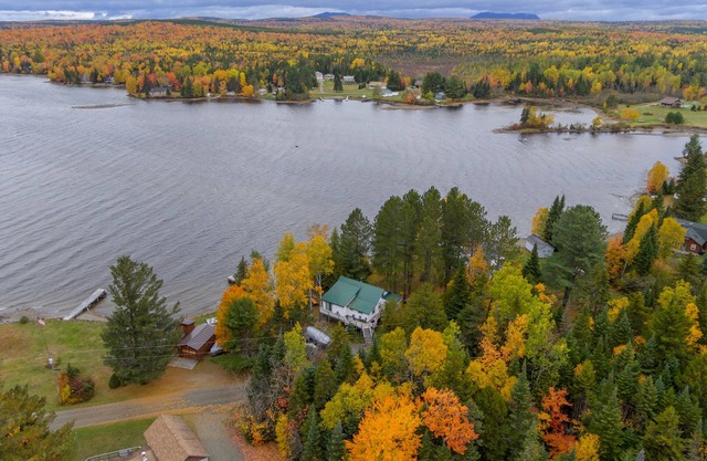 Lakefront cabin with private boat ramp, lake access, wrap-around porch, firepit