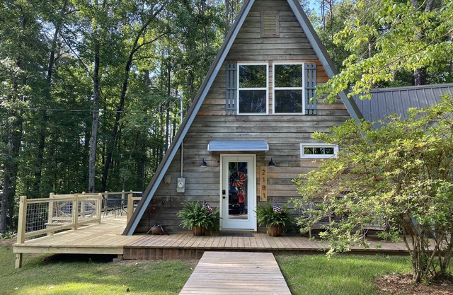 Lakefront Cabin on West Point Lake, private dock, fire pit! Near Lagrange