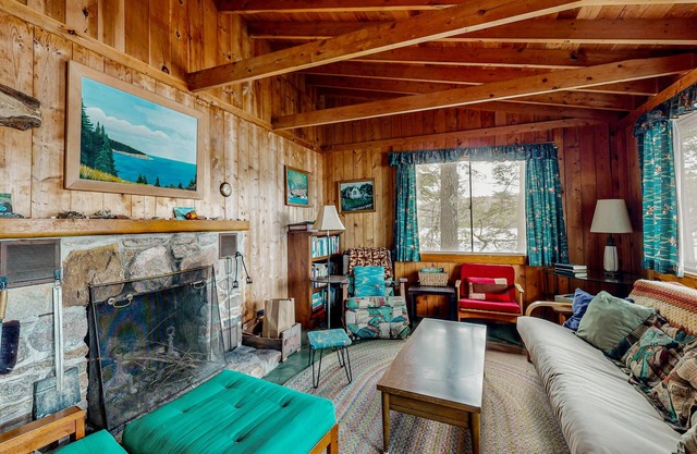 Lakefront cabin on Long Pond with wood fireplace, deck, lake views, books