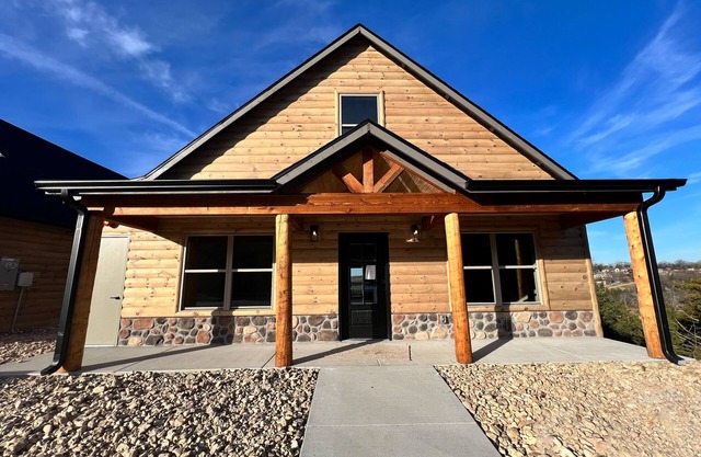 Lakefront Cabin Summer Bay Branson, MO w/3 KING Masters, 3 TWIN Bunks & Loft!