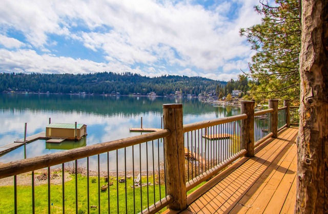 Lakefront cabin with impressive lake & mtn views, large deck, grill, W/D, AC