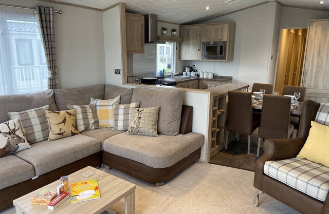 Lakefront Carnaby Lodge - 3 Bedrooms - Sleeps 6 - Idyllic