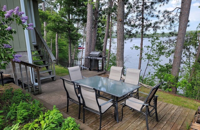 LAKEFRONT COTTAGE