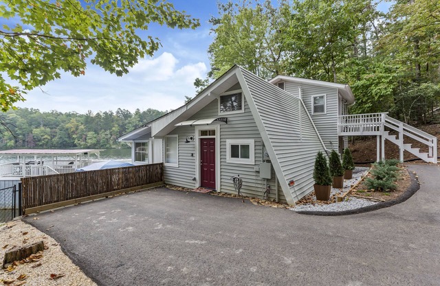 Lakefront Cottage on Serene Lake Becky
