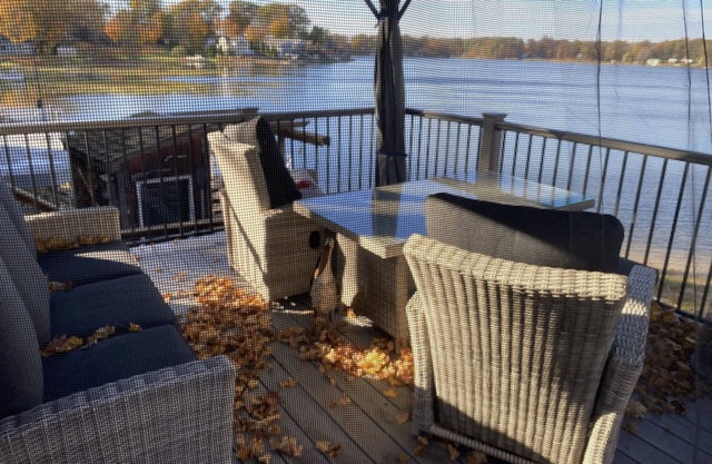 Lakefront cottage on scenic Hudson Lake