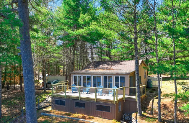 Lakefront cottage with dock, two kayaks & deck - dog-friendly