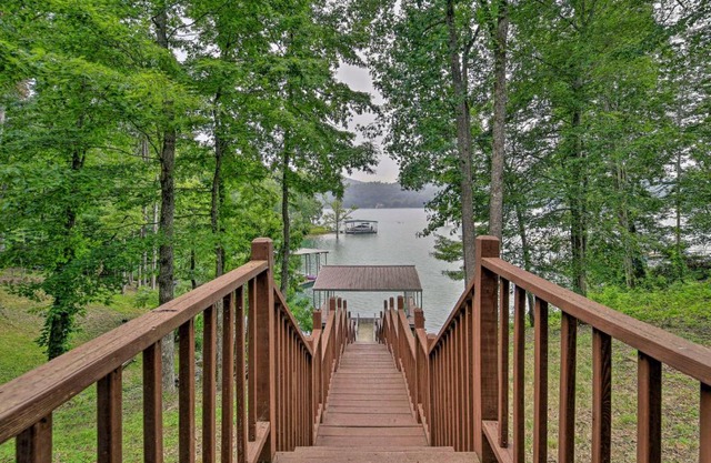 Lakefront Cottage with Private Double Dock