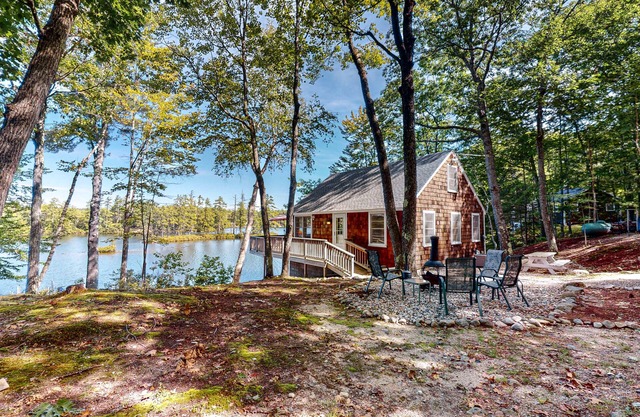 Lakefront cottage with deck, patio, firepit, AC & W/D - secluded location