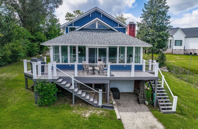 Lakefront cottage with private dock and optional pontoon rental