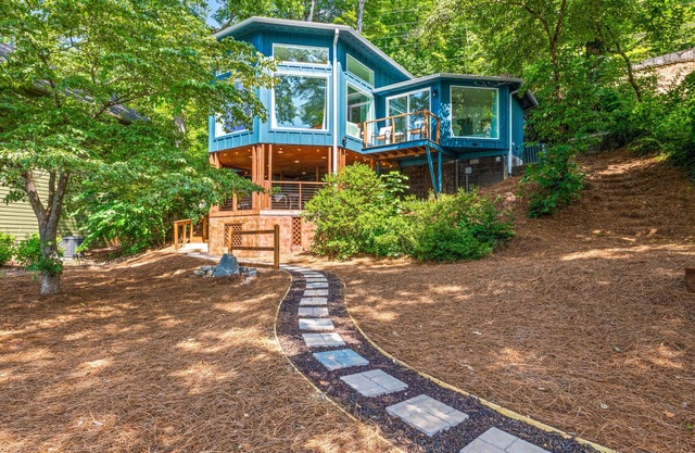 Lakefront dream stay with dock, three kayaks, paddleboard, & grill - near golf