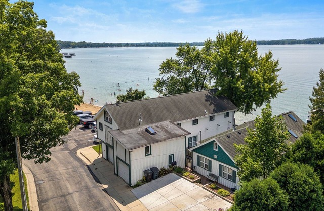 Lakefront Family Escape w~ Hot Tub ~Stunning Views nHouse and BoatHouse