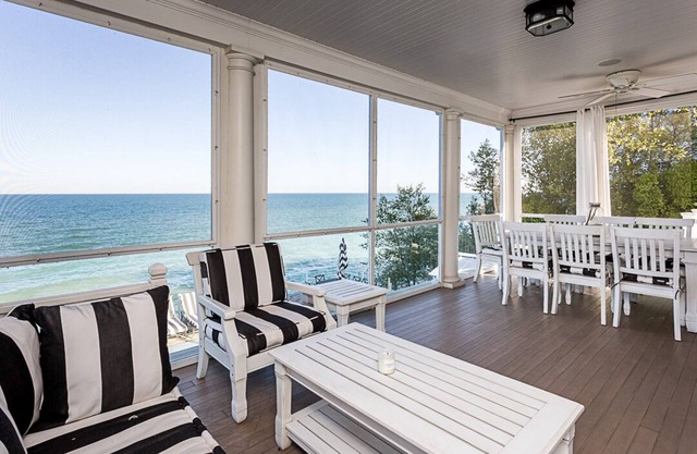 Lakefront Gem with amazing patio views, bunk room, private heated pool, gameroom